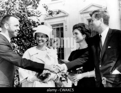 Astronaut Alan Shepard Jr. (1923 – 1998), und Louise Shepard werden von Jacqueline Kennedy und Kennedy, nach begrüßt. Stockfoto