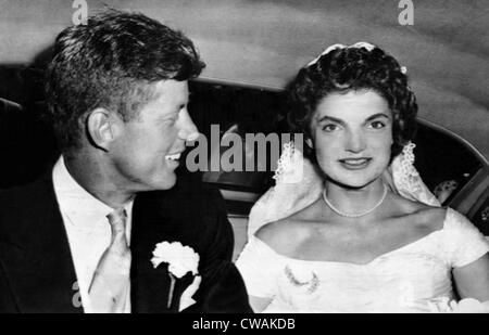 Verlassen Sie Senator John F. Kennedy, Jacqueline Kennedy, St. Marien Kirche von Newport nach ihrer Hochzeit, 12. September 1953. Stockfoto