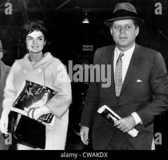 Jacqueline Kennedy und Kennedy, Maryland Air Force Base warten auf ein Flugzeug nach Palm Beach, Florida. 11. Mai 1961. Stockfoto