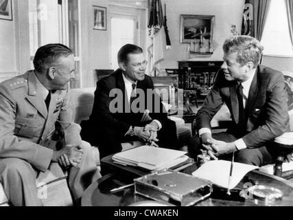 Verteidigungsminister Robert McNamara (Mitte), Treffen mit Präsident John F. Kennedy (ganz rechts), im Weißen Haus, ihm zu geben Stockfoto