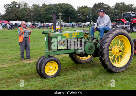 Amerikaner John Deere Traktor in der Arena im Vintage Maschinen Land zeigen, Newport, Shropshire Stockfoto