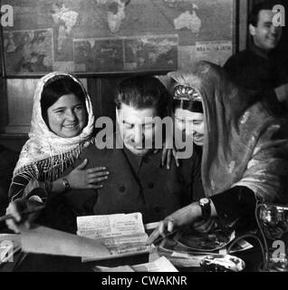 Mamlyakat Nakhangova, sowjetischer Generalsekretär Josef Stalin und Ena Geldieva, auf einer Konferenz für Mitglieder der Kolchosen Stockfoto