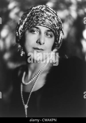 Geraldine Farrar (1882-1967), Sterne amerikanischen Oper im Jahre 1923, tragen modische Turbsn und lange Zeichenkette der Perlen. Stockfoto