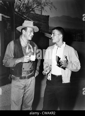 John Wayne und sein Sohn, Pat Wayne, ca. 1950er-Jahre. Höflichkeit: CSU Archive/Everett Collection Stockfoto