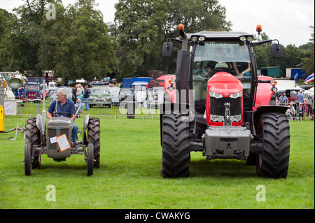 Kleine alte Ferguson und große moderne Massey Ferguson Traktoren Oldtimer Maschinen Land zeigen, Newport, Shropshire Stockfoto