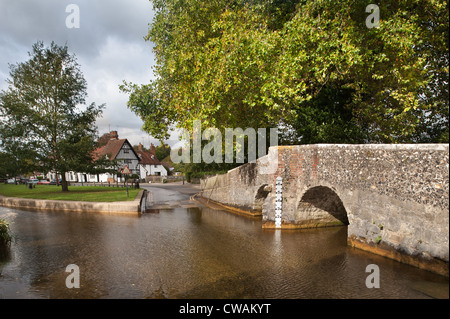 Eynsford Ford bucklig unterstützt hübsche Braut über Fluß Darent Stockfoto