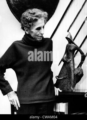 Karen Blixen, aka Isak Dinesen, neben einer Skulptur von Emile Norman, 1961. Höflichkeit: CSU Archive / Everett Collection Stockfoto