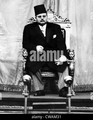 König Farouk von Ägypten (1920-1965), hört von seinem Thron als neu ernannter Premierminister, Mustafa Pascha Nahas liefert eine Stockfoto