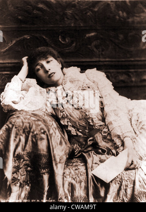 Sarah Bernhardt (1844-1923), französische Schauspielerin, liegend auf einem Diwan in einem 1880 Porträt. Stockfoto