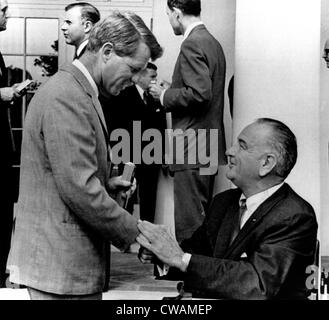 Senator Robert F. Kennedy schüttelt Hände mit Präsident Lyndon Johnson, 1965. Höflichkeit: CSU Archive / Everett Collection Stockfoto
