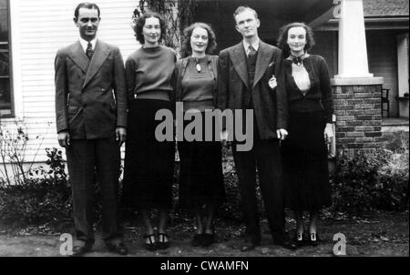 Die Johnson-Brüder und Schwestern: Lyndon, Rebekka, Luci, Sam und Josefa, in ihrem Haus in Johnson City, Texas. ca. 1930er Jahre. Stockfoto