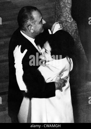 Präsident Lyndon B. Johnson mit seiner Frau Lady Bird Johnson auf dem Inaugural Ball tanzt. Januar 1965. Höflichkeit: CSU Stockfoto