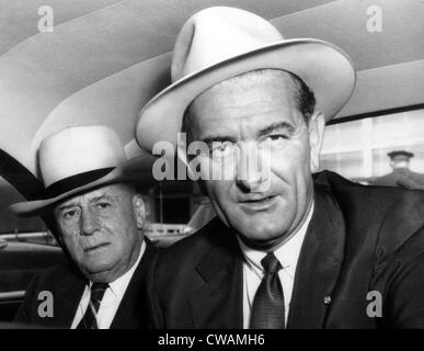 Haus Lautsprecher Sam Rayburn und Senat-Majorität Führer Lyndon B. Johnson auf dem Weg ins Weiße Haus für eine Konferenz mit Stockfoto