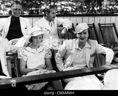 Rudolph Sieber und Josef Von Sternberg (Rücken) mit Marlene Dietrich und ihre Tochter, Maria, an einem Charity-Polo-Spiel, 1934. Stockfoto