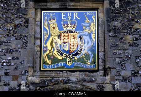 Königin Elizabeth 2., Winchester Cathedral Precinct Tor Elizabeth II, Royal Lizenzgebühren Heraldik Wappen Wappen Wappen Stockfoto