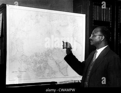 Explorer Matt Henson, der Nordpol Co entdeckt hat, befasst sich mit einer Karte der arktischen Region. New York, New York, 1926. Höflichkeit Stockfoto