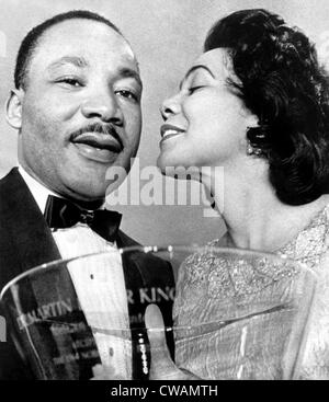 Dr. Martin Luther King Jr., wird von Frau Coretta Scott King, nach mit Steuben Glasschüssel präsentiert gratulierte Stockfoto