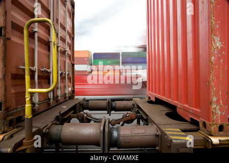 Vorbei an Containern zu trainieren Stockfoto