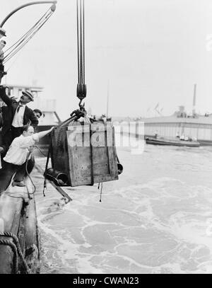 Harry Houdini (1874-1926) in der Kiste vom Schiff ins Wasser im Hafen von New York, ca. 1914 gesenkt. Stockfoto