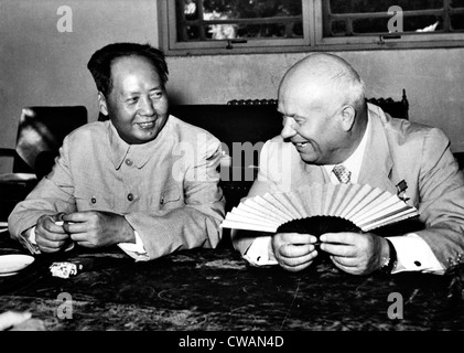 Mao Tse-Tung Treffen mit Nikita Khrushchev in Peking, 1963. Höflichkeit: CSU Archive / Everett Collection Stockfoto