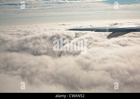 Flugzeug Flügel und Wolken Stockfoto