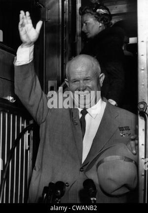 Nikita Khrushchev, (1894 – 1971), einsteigen in einen Zug nach New York an der Union Station, Washington D.C., 17. September 1959... Höflichkeit: Stockfoto