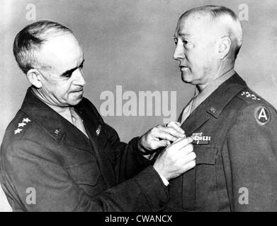 General Omar N. Bradley pins Bronze-Cluster auf dem Revers von Generalleutnant George S. Patton, 1945. Höflichkeit: CSU Archive / Stockfoto