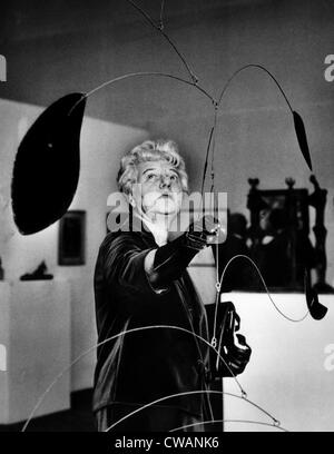 Peggy Guggenheim passt Calders 'Mobile' an eine Sonderausstellung ihre berühmte Sammlung von Kunst in der Tate Gallery Stockfoto