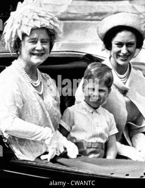 Queen Elizabeth (die Königin-Mutter), Prinzessin Margaret (ganz rechts) und ihr Sohn David Armstrong-Jones, Viscount Linley (Mitte), Stockfoto