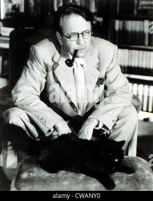 Raymond Chandler (1888-1959) US-amerikanischer Schriftsteller. Foto von John Engstead, undatiert... Höflichkeit: CSU Archive / Everett Collection Stockfoto