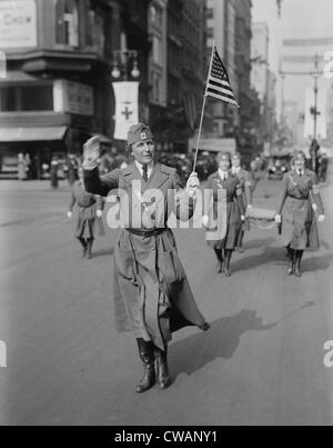 Daisy Harriman (1870 – 1967), Parade in New York, eine rote Kreuz Uniform tragen. Während des ersten Weltkrieges organisierte sie die Stockfoto