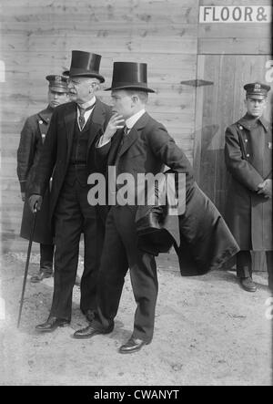 John D. Rockefeller Jr. mit Stephen Baker, Vorsitzender des Vorstands der Bank von Manhattan.  Ca. 1920. Stockfoto