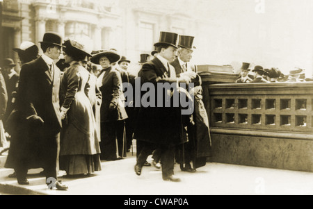 John Davison Rockefeller (1839 – 1937), zu Fuß mit seinem Sohn John D. Jr., in New York als Zuschauer beobachten das Paar. Ca. 1910. Stockfoto