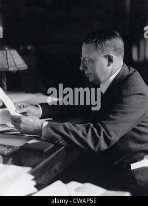 James M. Cox (1870-1957), Gouverneur von Ohio und 1920 demokratischer Kandidat für das Präsidentenamt, an seinem Schreibtisch lesen. 1920. Stockfoto