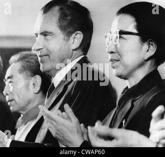 Von links: chinesische Ministerpräsident Zhou Enlai, US-Präsident Richard Nixon und Jiang Qing (Ehefrau von Mao Zedong), ein Ballett applaudieren Stockfoto