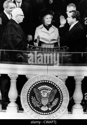 Chief Justice Earl Warren (links, mit der scheidende Präsident Lyndon Johnson hinter ihm), Verwaltung den Eid von Richard Nixon Stockfoto