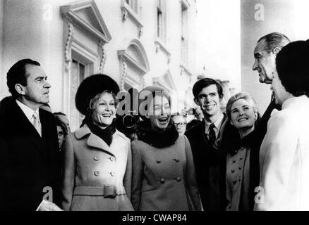 Richard Nixon, Pat Nixon, Julie Eisenhower, David Eisenhower und Tricia Nixon, werden im Weißen Haus von Präsident begrüßt. Stockfoto