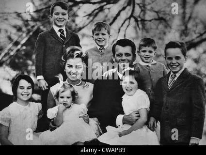 Robert Kennedy und seine Frau Ethel, posieren mit ihren sieben Kindern. Jungen (von links nach rechts): Robert Jr., David, Michael und Joe, Stockfoto