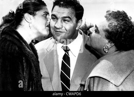 Schwergewichts-champion Rocky Marciano (Mitte), mit seiner Frau Barbara Marciano (links) und Mutter (rechts), am Pasqualena Marciano Stockfoto