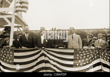 James M. Cox (stehend, Dritter von links) und Alfred E. Smith (links vom Cox), auf eine Flagge drapierte Podium in Brooklyn New York, während seiner Stockfoto