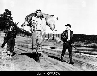 Robert Mitchum (Mitte) und seine Söhne, Chris Mitchum (links) und Jim Mitchum (rechts), nach der Jagd eines sechs-Punkte-Bock, ca. Stockfoto