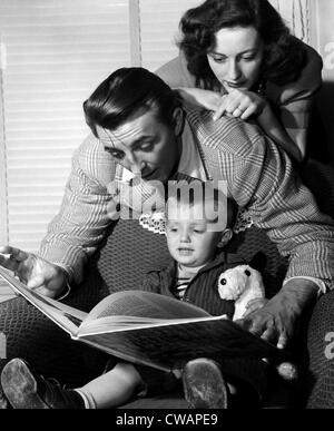 US-amerikanischer Schauspieler Robert Mitchum (Mitte), mit seiner Frau Dorothy Mitchum (oben), und Sohn Jim (unten), 1947... Höflichkeit: CSU Stockfoto