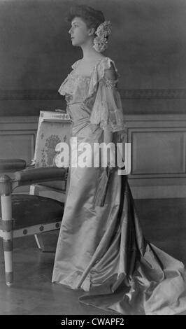 Alice Roosevelt (1884 – 1980), tragen modische Spitze Kleid und Blumen im Haar.  1903-Porträt von Frances Benjamin Stockfoto