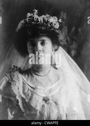 Alice Roosevelt (1884 – 1980), in ihrem Hochzeitskleid für ihre Ehe mit Ohio Vertreter Nicholas Longworth. 1906. Stockfoto