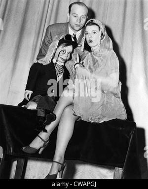 Edgar Bergen (zurück), mit Charlie McCarthy und Dale Evans (rechts), ca. 1943. Höflichkeit: CSU Archive/Everett Collection Stockfoto