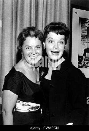 Romy Schneider mit ihrer Mutter Magda, 1958. Höflichkeit: CSU Archive / Everett Collection Stockfoto