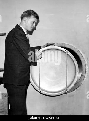 Robert J. Van de Graaff (1901 – 1967) US-amerikanischer Physiker w/sphärische Atom-platzen Terminal, MIT, 29.11.33. Höflichkeit: CSU Stockfoto