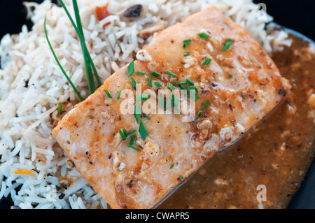 Frischer Lachs mit Thai Jasminreis und pikanter sauce Stockfoto