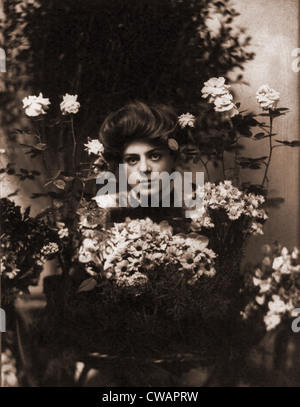 Ethel Barrymore (1879-1959), US-amerikanische Schauspielerin hinter Blumenstrauß. Foto von Burr McIntosh (1862-1942). Stockfoto