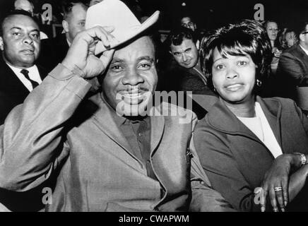 Sonny Liston (1932 – 1970), Boxer und Weltmeister im Schwergewicht mit seiner Frau Geraldine Liston bei Patterson-Chuvale Stockfoto